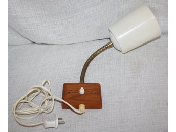 Sänglampa i teak med flexibel mässing arm, ljuskupa i plast, 1960 tals Retro