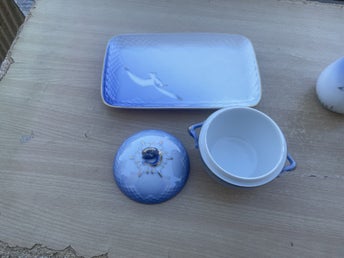 Danmark - Bing & Gröndahl 4 delar- Gräddkanna med lock.2 gräddkannor och bricka