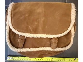 Axelremsväska • Brun mocka & vit teddykant • Crossbody • 30x25 cm
