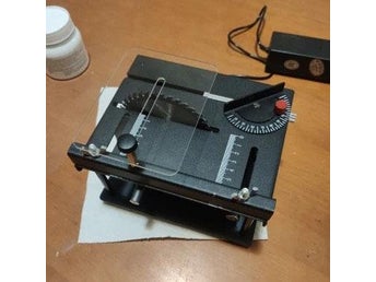12-24V 200W minibordsmotorsåg, justerbar hastighet och vinkel, med 2 blad