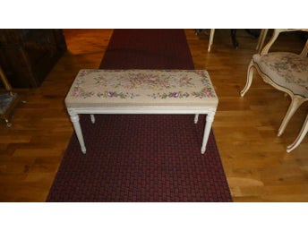 Pianobänk/Bänk i Gustaviansk Sil med Broderad Sits.