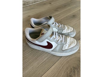 Nike Court Borough Low 2 Sneakers Vit/grå/vinröd Storlek 34