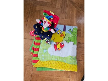 Baby lekmatta och mjuk leksak