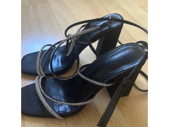 Svarta klackskor med strass storlek 39