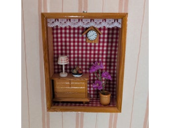 Dockskåpsrum i träram – miniatyrtavla / tittskåp – retro vintage