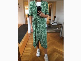 ganni dalton crepe dress green