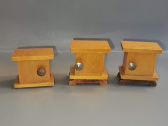 Äldre Trämöbler, Skala?, Dockskåpsmöbel Miniatyr, Läs info/Se bilder!