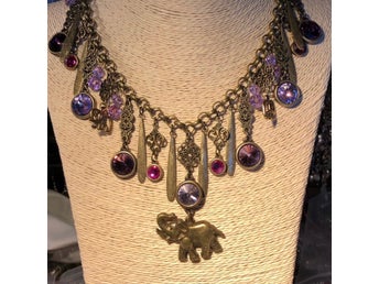 Fantastiskt halsband med elefanter och Swarovskikristaller