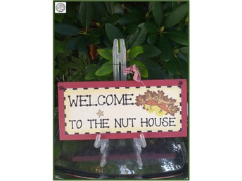 Welcome to the nut house skylt motiv 2 nötter från Heartwarmers LTD