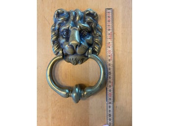 PEERAGE Lejonklapp i mässing – England – Vintage – 890 g