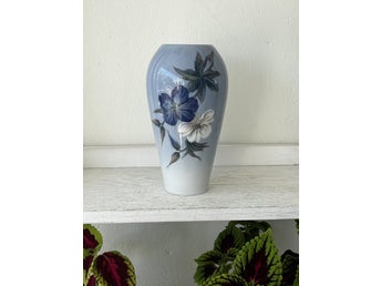 Royal Copenhagen Vas med blommotiv Retro