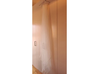 Vit slöja med satinkant, 220 cm