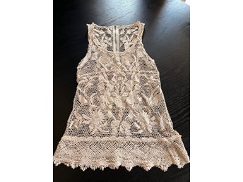 Beige topp spets mönster