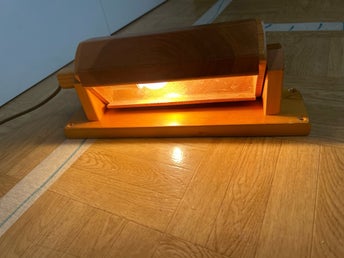 Snygg retro vägglampa i trä med ställbart ljus