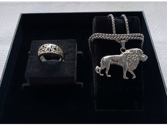 Smyckeset, halsband med lejonhänge och ring i silverfärgad ton - NYSKICK!