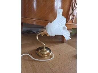 En Vägglampa mässing med vita glas, retro
