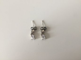 silverörhängen med stenar