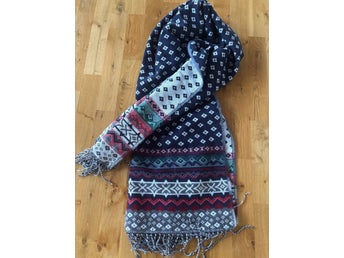 Lindex blåvit halsduk , bredd 72cm längd ca 2 m