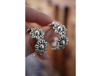 Vintage Mexico Silver Earrings Hoops Daisies Flowers Taxco 925 Sterling Repousse