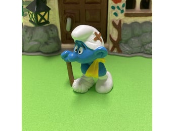 Sjuk Smurf med käpp mitella och bandage på foten….toppskick… lågt utrop…