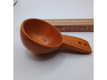 Träkåsa - 12 cm lång - med mönster