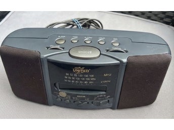 Retro klockradio från United – Perfekt för sovrummet eller köket!