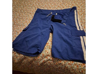 Blåa shorts, storlek M