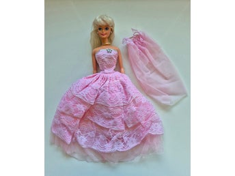 Barbie BRUDKLÄNNING + SLÖJA + HANDSKAR ROSA spets volanger JULKLAPP **