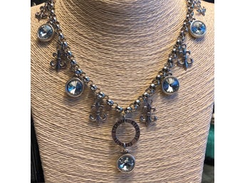 Halsband ”Eternity” med ljusblå Swarovskikristaller