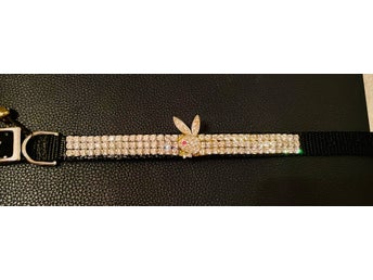 Playboy katthalsband med Swarovski-kristaller – fint skick.