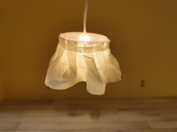 Lundby dockskåp, Tittskåp. Taklampa (419923922) ᐈ Köp på Lundby golv+taklampa batteri | Lundby dockskåp