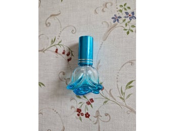 Oanvänd (TOM) blå blomformad parfymflaska, 5ml