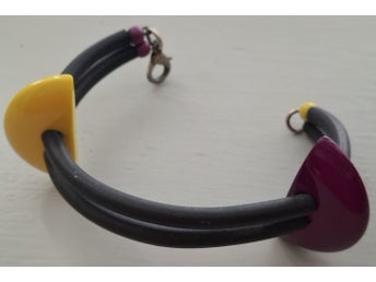 Armband med 2 halvcirklar i hård plast