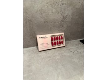 NYA Press-On Nails från Rimoka, ”Classic Red”
