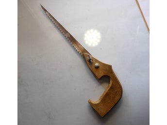 Liten såg med träskaft