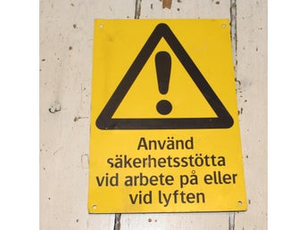 PLÅTSKYLT. ANVÄND SÄKERHETSSTÖTTA VID ARBETE PÅ ELLER VID LYFTEN