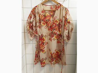 MÅSTE SES Asos blus kimono tunika omlott kaftan blommig beige skjorta knyt MÅSTE SES Asos blus kimono tunika omlott kaftan blommig beige skjorta knyt