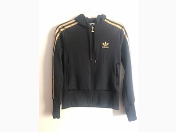 Vintage Adidas jacka svart med gulddetaljer strl 40 (38) Vintage Adidas jacka svart med gulddetaljer strl 40 (38)