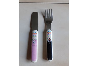 Barbapapa bestick. Kniv + gaffel. Något slitage syns. Mini-barn bestick. 2014.