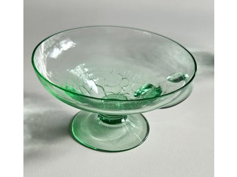 Glas skålar på fot med handtag – grönt konstglas 60–70-tal
