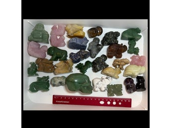 Ca 2kg sten figurer/carvings blandade storlekar och sorters sten