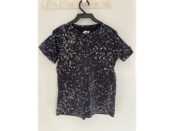 Spräcklig T-shirt Woxo från KappAhl, stl 122/128