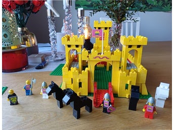 Retro, vintige LEGO Castle 375 Gula borgen med riddare och hästar