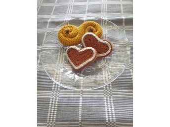 Virkade pepparkakor och lussekatt / kakor/ leksaker