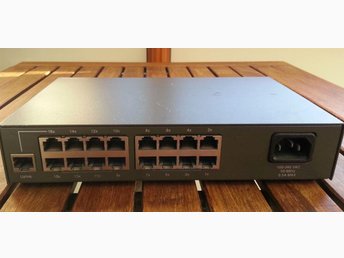 1st D-Link 16-Portar Switch DES-1016D 10/100?Mb