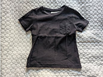 Svart t-shirt, 86/92