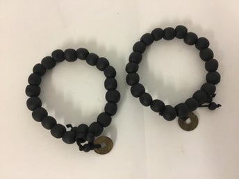 2 Armband /Kille /Svarta matta pärlor