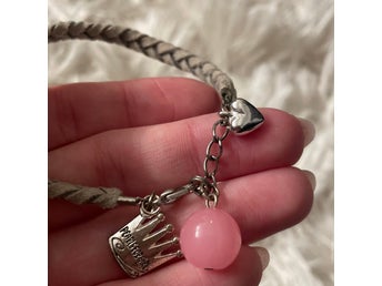 Flätat grått armband med ”charms”