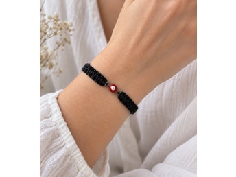 Svart flätat armband med rött turkiskt öga justerbart upp till 22,5 cm