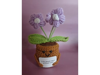 Heklet blomsterpotte med lilla blomster og tekst